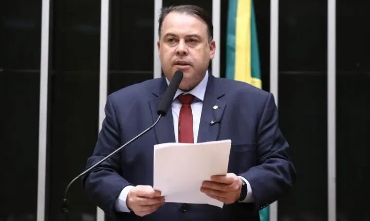 Comissão aprova projeto que torna obrigatória advertência em celulares sobre prejuízos de uso excessivo