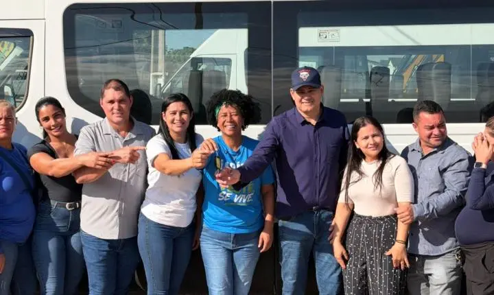 Deputada Sílvia Cristina participa de entrega de van e de recursos para a Apae em Seringueiras 