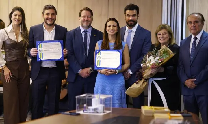 Deputado Alex Redano concede Títulos Honoríficos de Honra ao Mérito a Maurício Carvalho e Mariana Carvalho