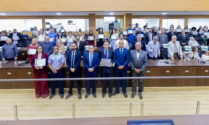 Deputado Ismael Crispin concede Título de Cidadão Rondoniense ao ex-prefeito Tião Valladares e homenageia Coral Vozes do Legislativo
