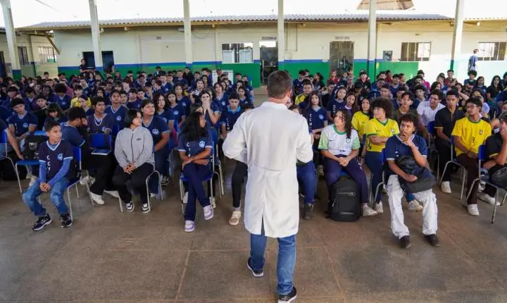 Dr. Jaime Gazola ministra palestra sobre prevenção às drogas para alunos da Escola Capitão Cláudio