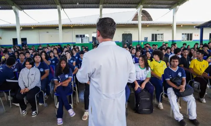 Dr. Jaime Gazola ministra palestra sobre prevenção às drogas para alunos da Escola Capitão Cláudio