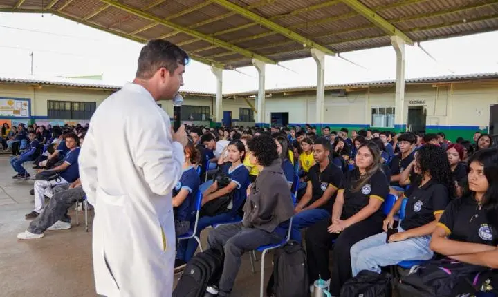 Dr. Jaime Gazola ministra palestra sobre prevenção às drogas para alunos da Escola Capitão Cláudio