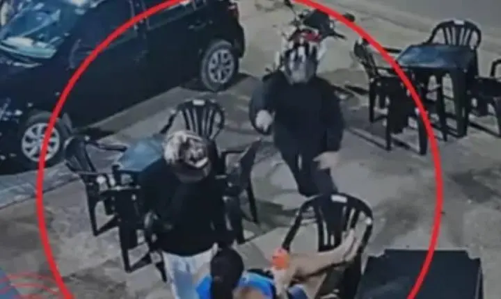 Dupla em motocicleta tenta assaltar mulher em conveniência de RO