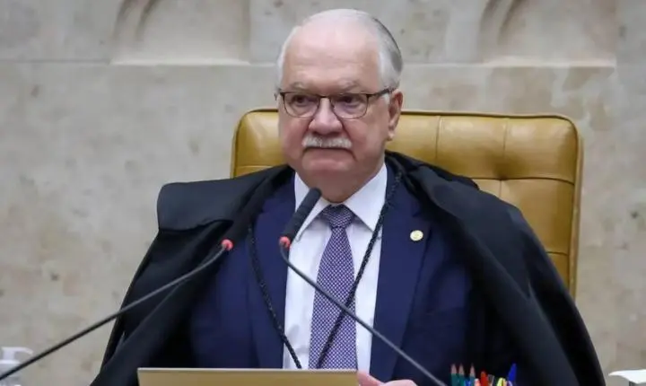 Edson Fachin rejeita pedido para afastar Flávio Dino de processos contra Flávio Bolsonaro