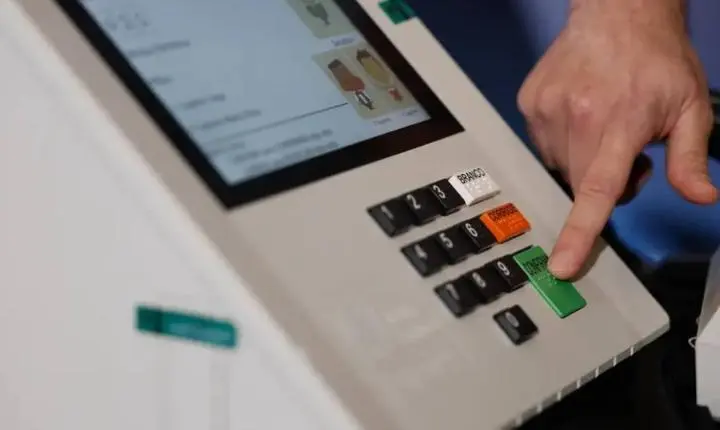 Eleitor votará em até seis candidatos nas Eleições 2026 e deve levar cola em papel