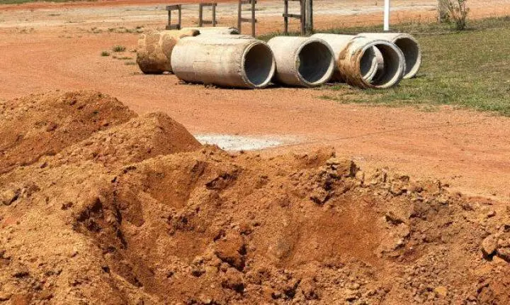 Emenda de Márcio Pacele garante instalação de manilhas e melhora drenagem na Rua Rio Grande do Sul, em Extrema