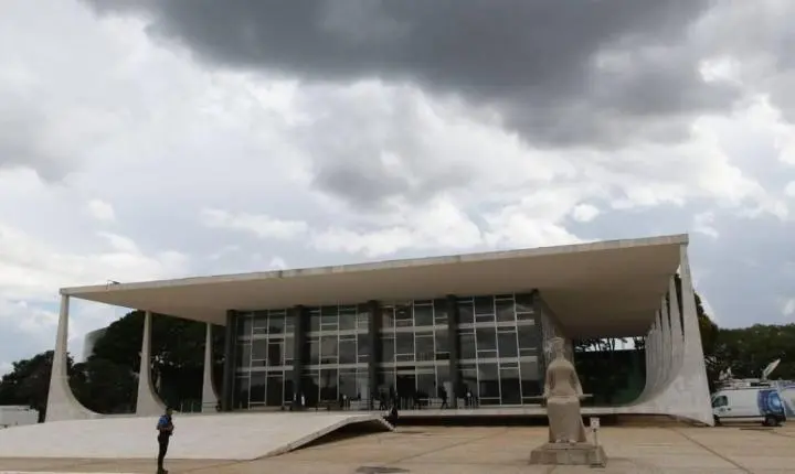 Ex-deputada Carla Zambelli solicita salvo-conduto ao STF para retornar ao Brasil e votar em sua mãe