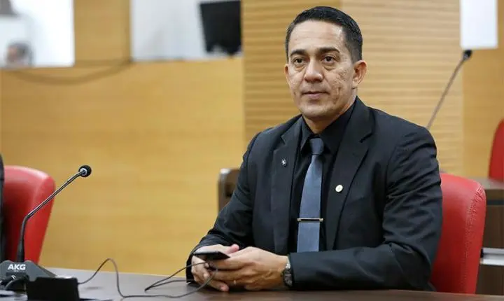 Eyder Brasil pede a assessores que denunciem matéria sobre gastos de quase meio milhão e atitude gera questionamentos sobre liberdade de imprensa