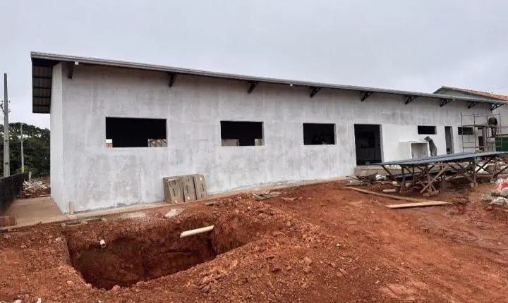 Ezequiel Neiva vistoria andamento de obra de refeitório na Escola Educandário Paulo Freire em Alto Alegre dos Parecis