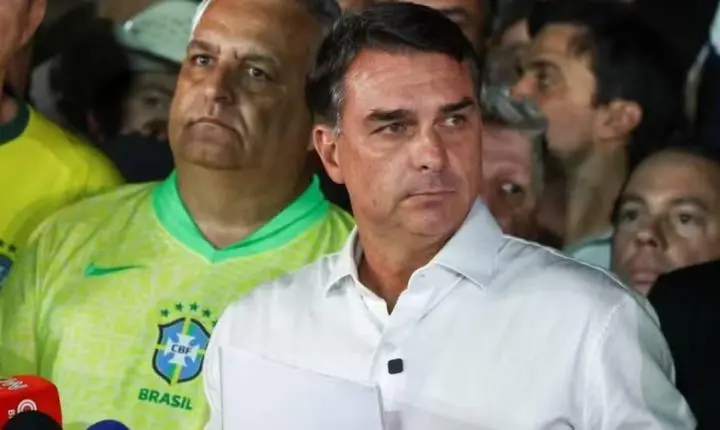 Flávio Bolsonaro não entrega passaporte à PF no prazo determinado pelo STF