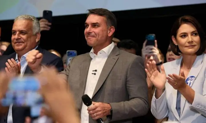 Flávio Bolsonaro recebe apoios políticos e defende reformas constitucionais e fim da reeleição