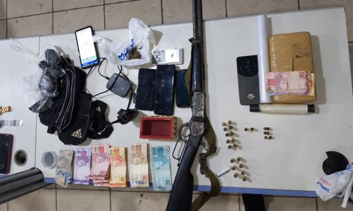 Força Tática prende suspeito e apreende arma, munições, drogas e rádios em área de invasão de Porto Velho