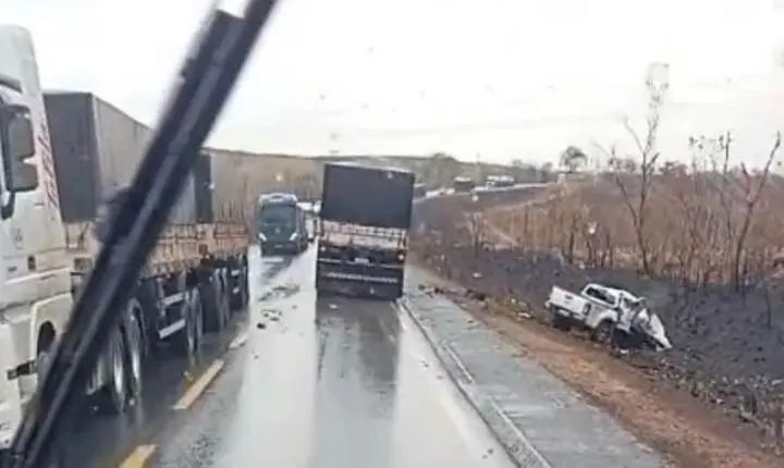 Grave acidente frontal entre caminhonete e caminhão deixa dois mortos e um ferido na BR-364