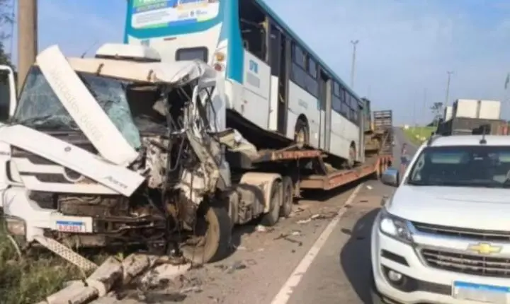 Grave acidente na BR-364 deixa motorista preso às ferragens