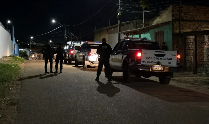Homem agride esposa e se tranca armado dentro de casa