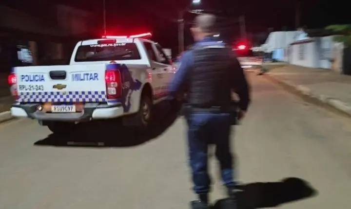 Homem é baleado por dupla em motocicleta e busca auxilia perto de escola em RO