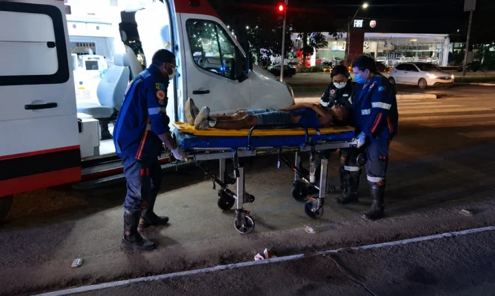 Homem é esfaqueado e pede socorro a policiais