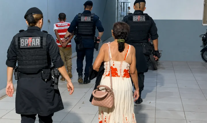  Homem é preso após ameaçar a própria mãe com faca e destruir residência na zona leste 