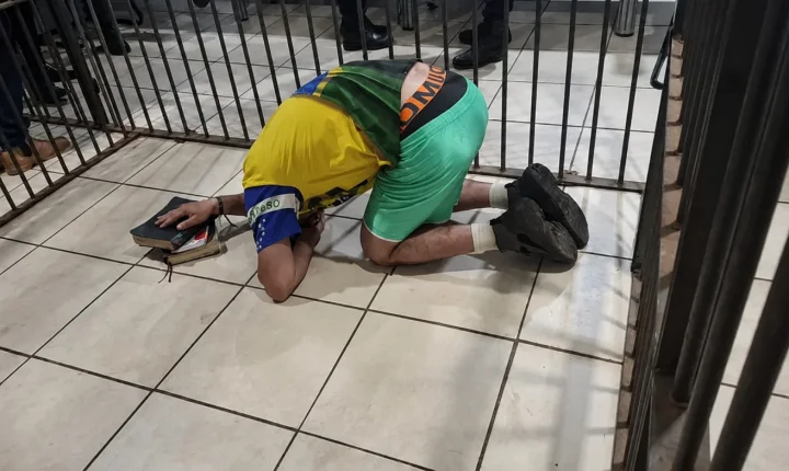  Homem é preso após descumprir medida protetiva e danificar portão da mãe 