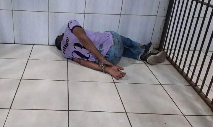 Homem é preso em flagrante depois de furtar pacotes de fraldas em farmácia na região central de Porto Velho