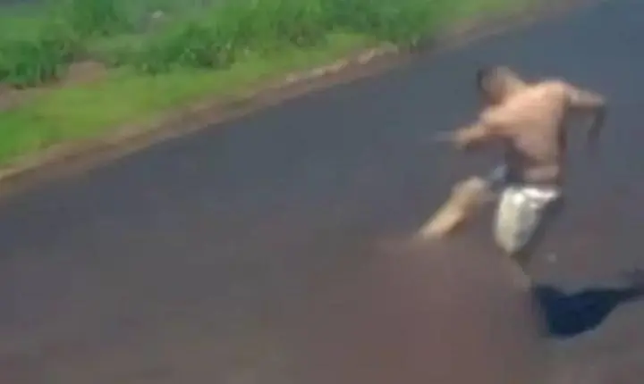 Homem espanca mulher com chutes e a arrasta pelo asfalto – VEJA O VÍDEO