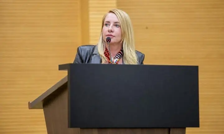 Ieda Chaves obtém aprovação de lei que garante sepultamento de pets em jazigos familiares