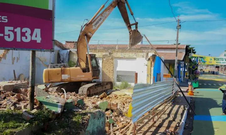 Imóvel com estrutura comprometida é demolido após avaliação técnica da Defesa Civil