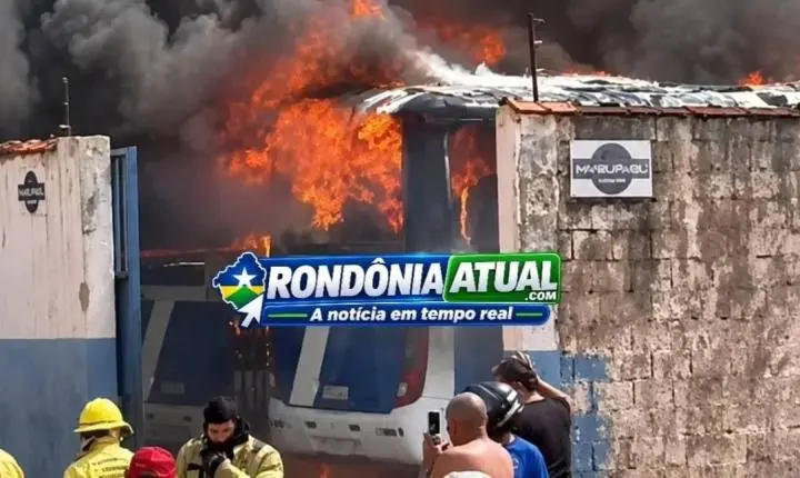 Incêndio de grandes proporções destrói ônibus em garagem de empresa em RO
