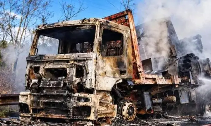 Incêndio destrói caminhão carregado com tratores e interrompe trânsito na BR-364