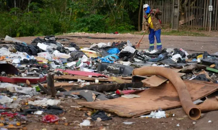 Infrator é obrigado a recolher entulho após ser flagrado pela prefeitura