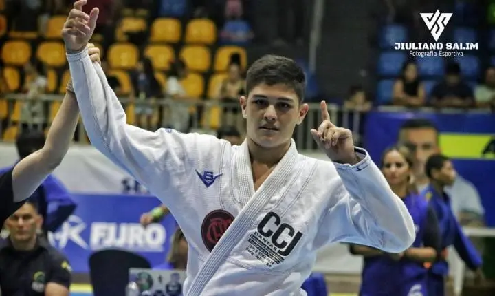 Jovem de Porto Velho retorna campeão brasileiro de jiu-jítsu e inspira pela trajetória de superação