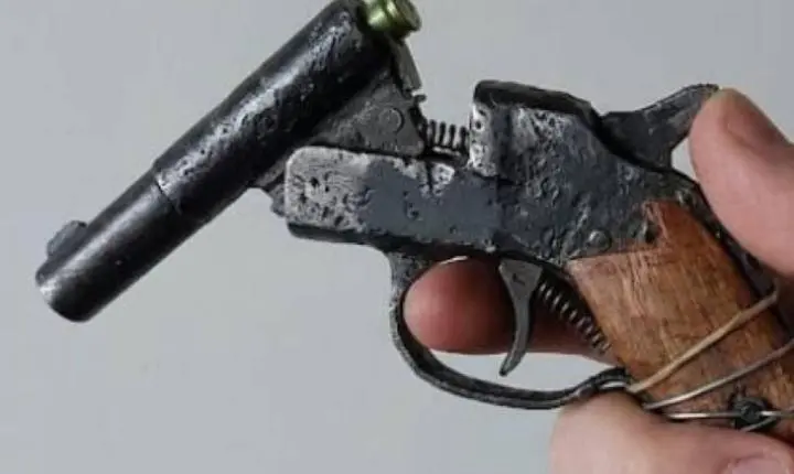 Jovem tem moto roubada por criminoso simulando arma de fogo em RO
