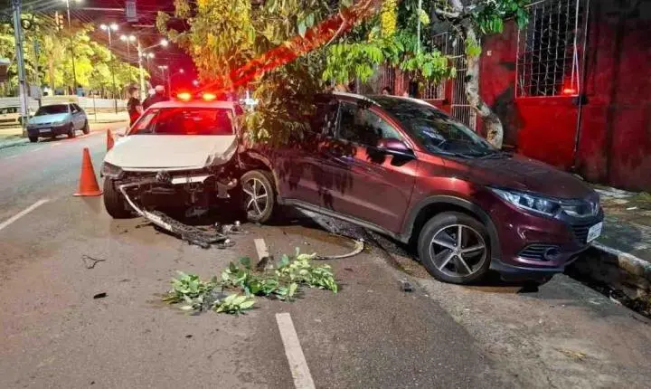 Médico colide com carro estacionado e deixa veículos danificados em Porto Velho