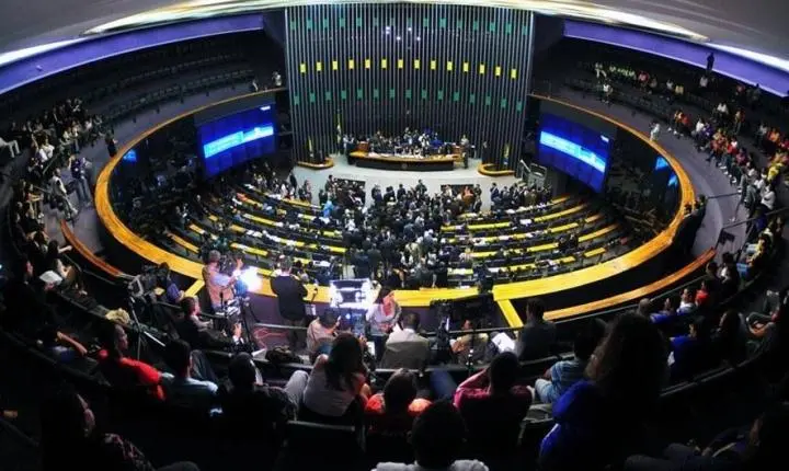 MENOS RELIGIOSOS E MILITARES: Perfil dos deputados eleitos muda com avanço de empresários e médicos
