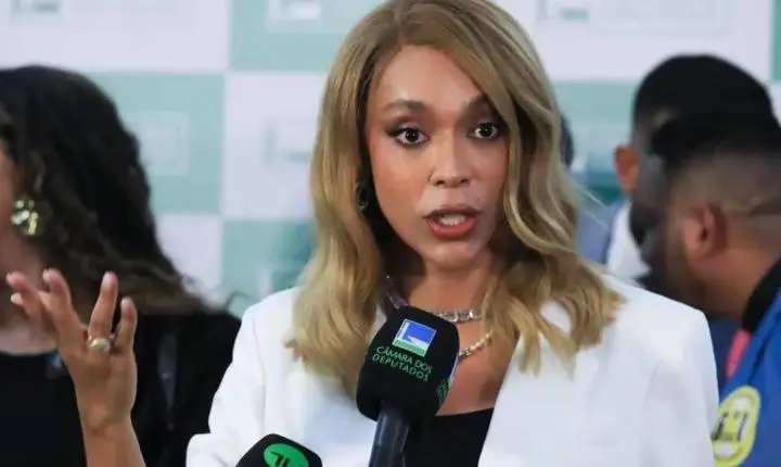 Ministro André Mendonça revoga decisão e libera postagem de Erika Hilton no TSE