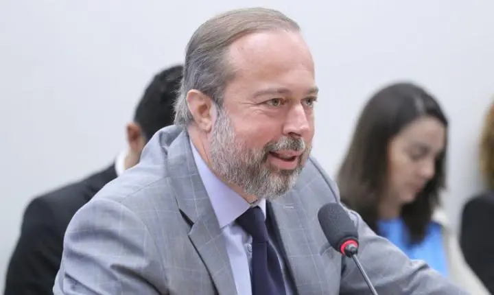 Ministro de Minas e Energia presta esclarecimentos sobre setor elétrico nesta terça
