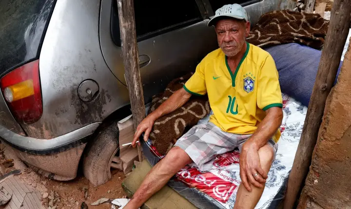 Morador de Juiz de Fora vive entre escombros de casa atingida por lama