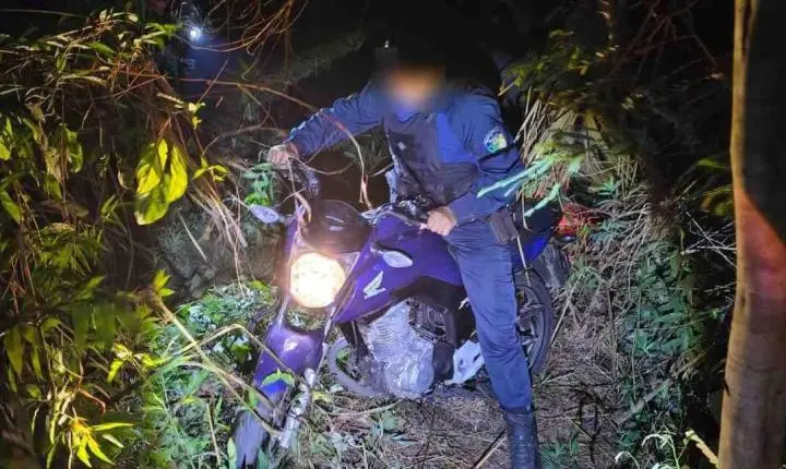 Moto roubada é rastreada e encontrada escondida em área de mata