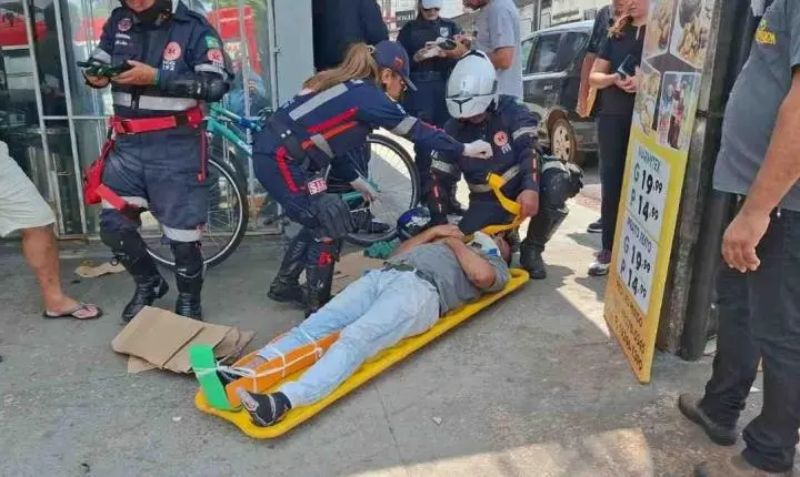 Motociclista fica ferido depois de colisão com veículo elétrico no Centro