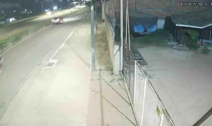 Motociclista fica ferido depois de ser atingido por caminhonete