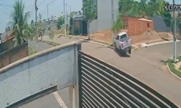 Motociclista morre depois de ser prensado contra poste em colisão com caminhonete em RO