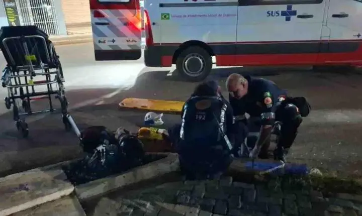 Motociclista sofre fratura na perna depois de colisão
