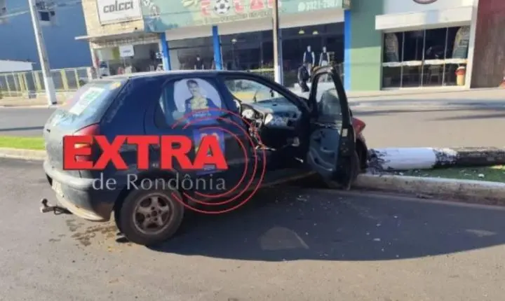 Motorista colide carro contra poste para desviar de cachorro em RO