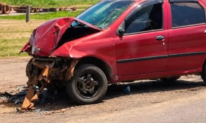 Motorista de 54 anos morre em grave acidente depois de colidir carro contra traseira de carreta na BR-364