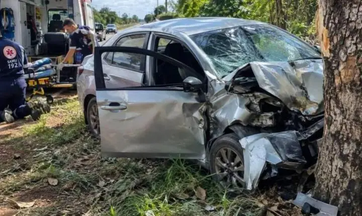 Motorista fica gravemente ferido depois de perder o controle e colidir contra árvore em RO