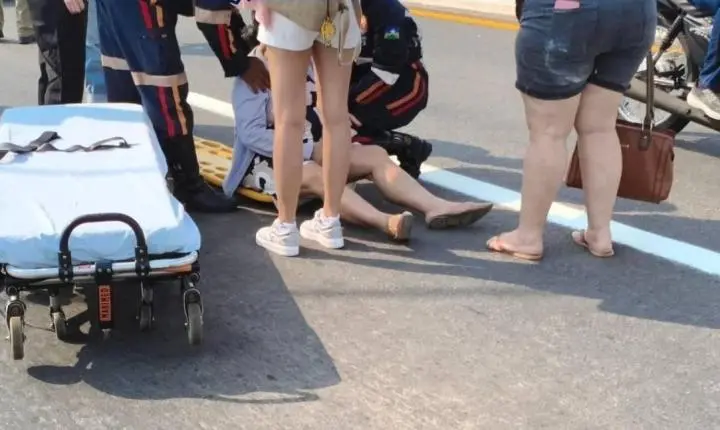 Mototáxi colide contra carro elétrico e deixa passageira idosa ferida na BR-364
