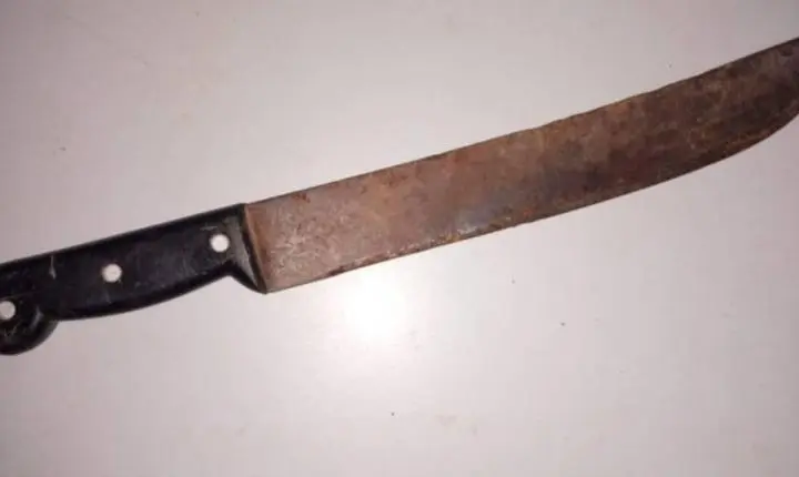 Mulher é agredida pelo companheiro com faca e tem casa destruída no decorrer de churrasco em RO