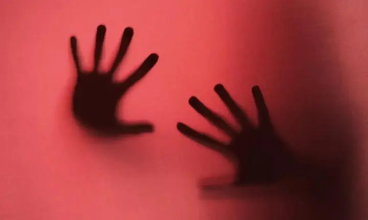 Mulher é vítima de estupro depois de ter residência invadida por criminoso em RO