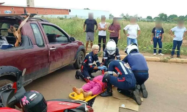 Mulher fica em estado grave pós colisão entre Strada e Honda Biz